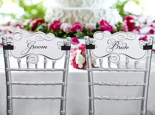 Sillas decoradas para los novios