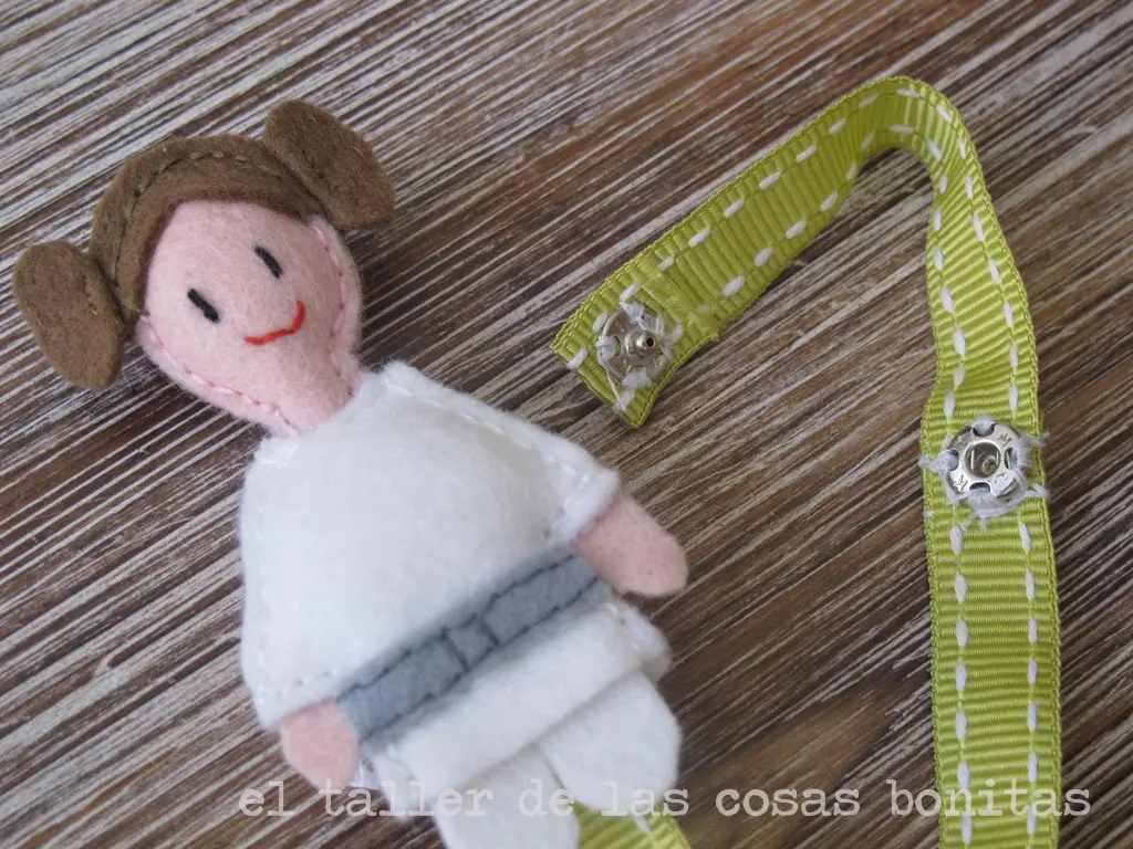 Un cuelgachupetes de Princesa Leia para un bebé