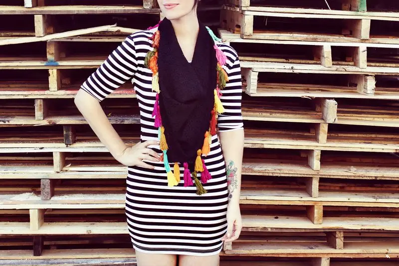 DIY Cómo hacer bufanda con borlas de colores