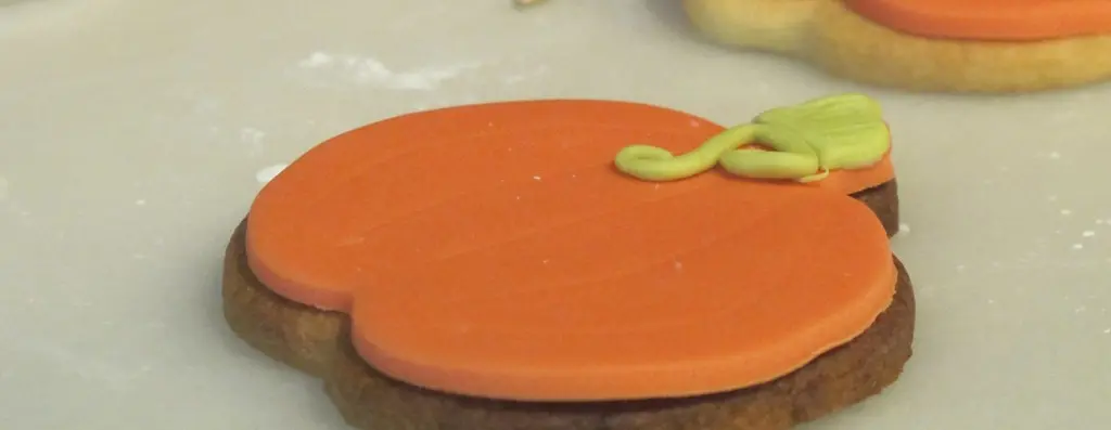 Taller de Halloween de libretas artesanales y galletas