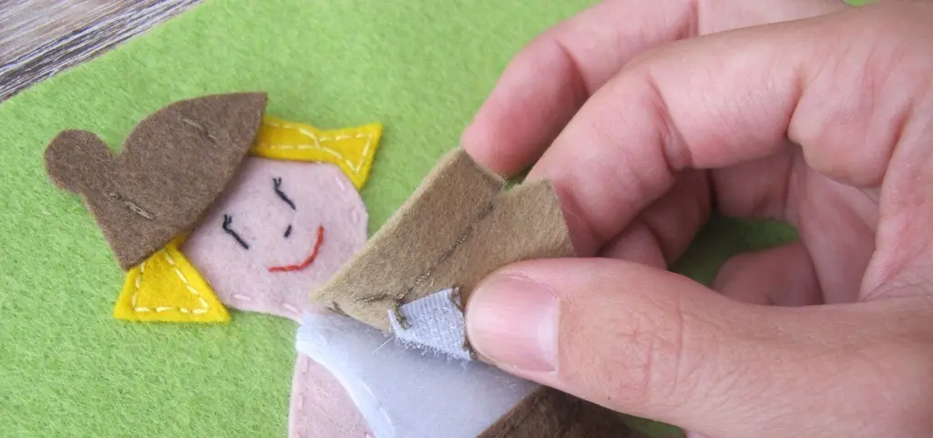 Una mariquitina de fieltro para regalar a una niña