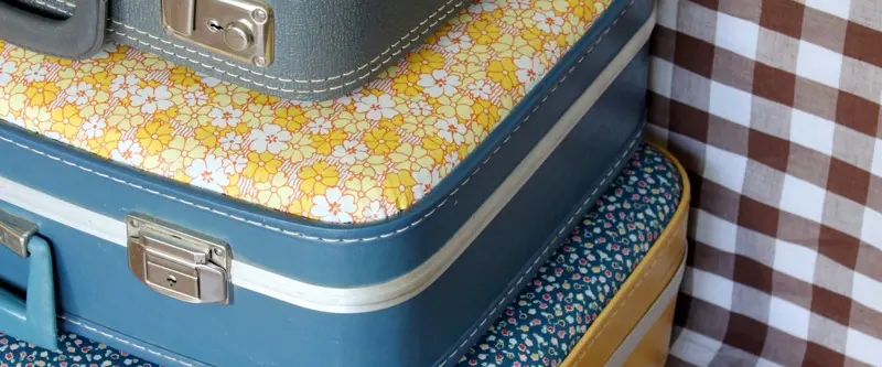 Decorar con maletas y telas bonitas