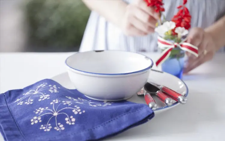 Estampar servilletas con sellos caseros