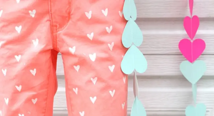 Vaqueros customizados con corazones
