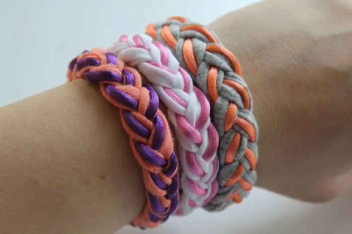 Cómo hacer una pulsera con camisetas de algodón