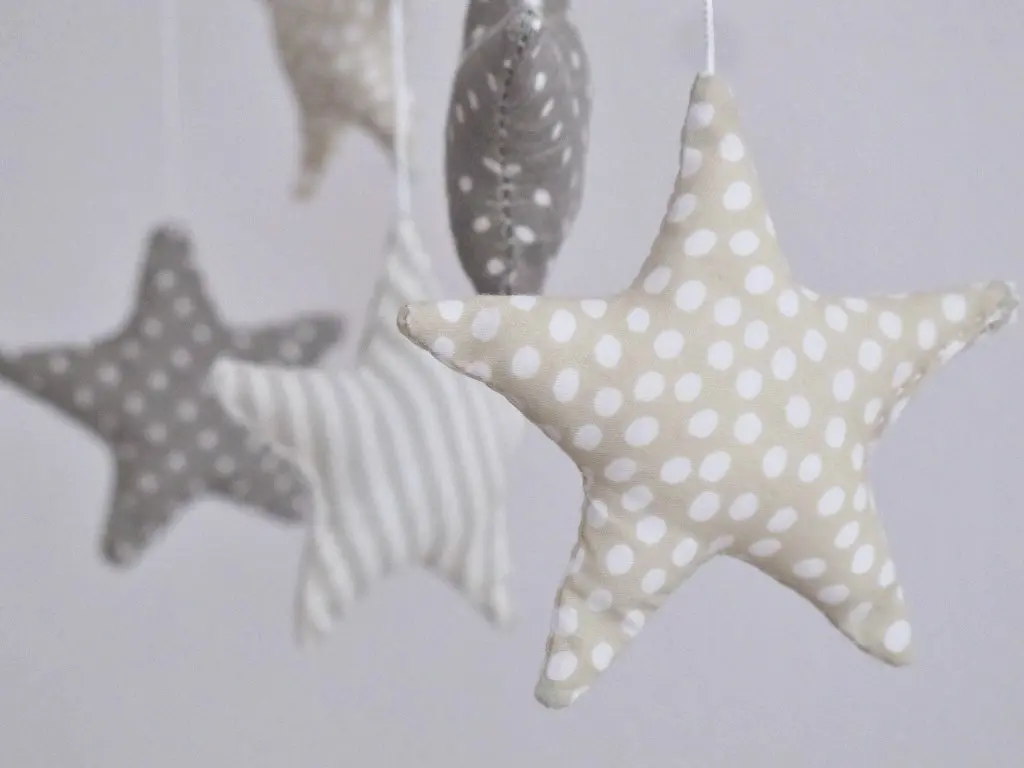 Móvil de estrellas para cuna de bebé
