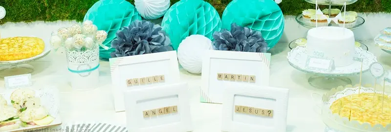 Babyshower con tarta, pompones y color menta