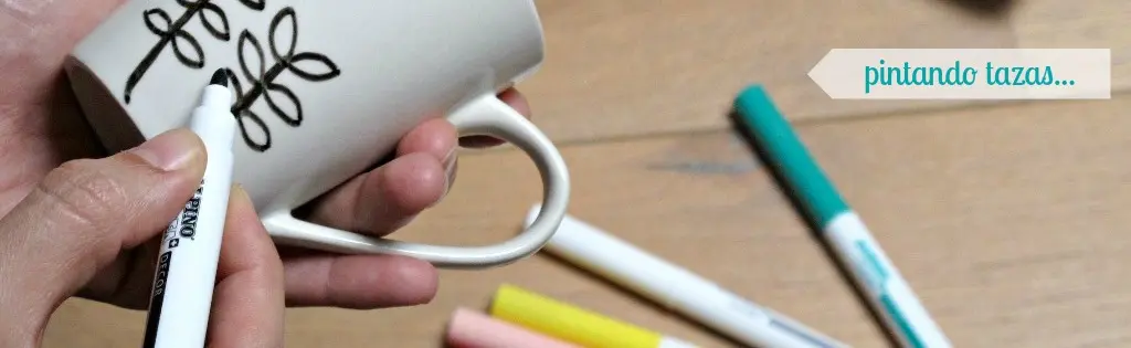 Pintar tazas entre amigas y galletas