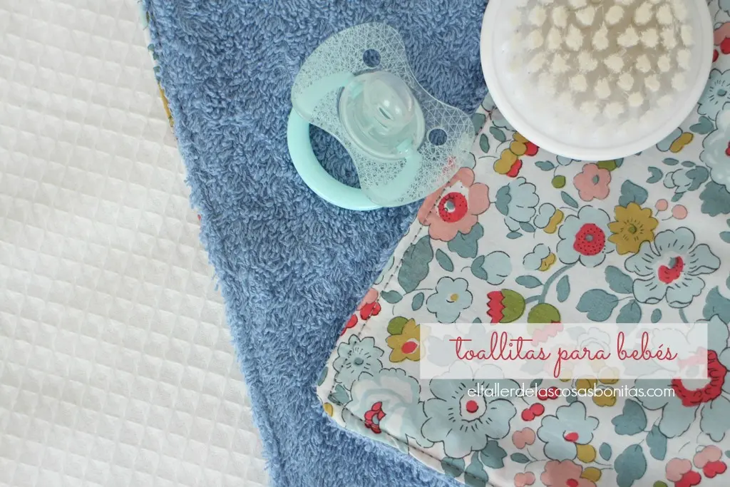 Toalla babero para bebé con tela Liberty London