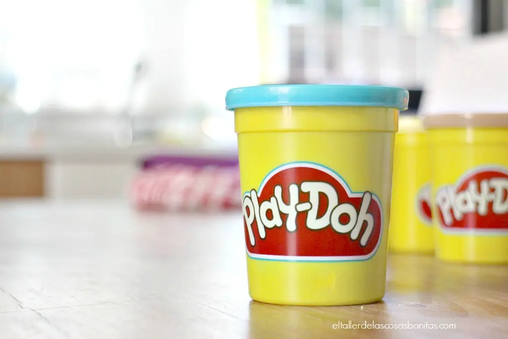 Jugando a las cocinitas con plastilina
