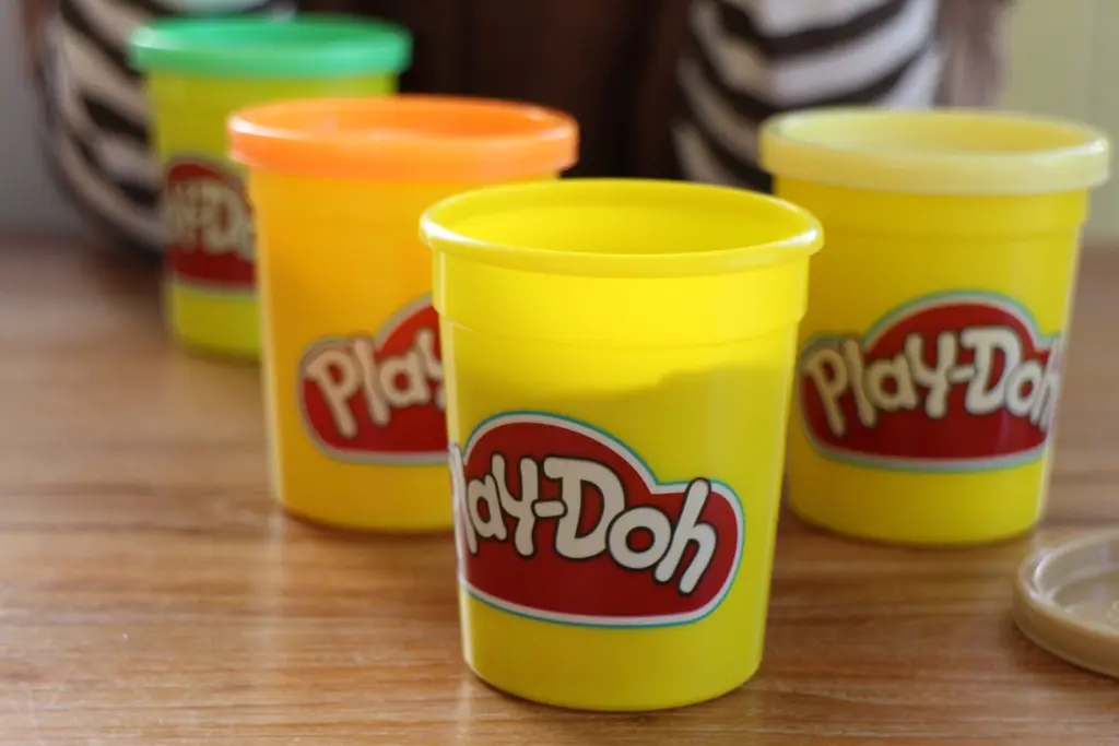 Huevos de Pascua decorados con plastilina