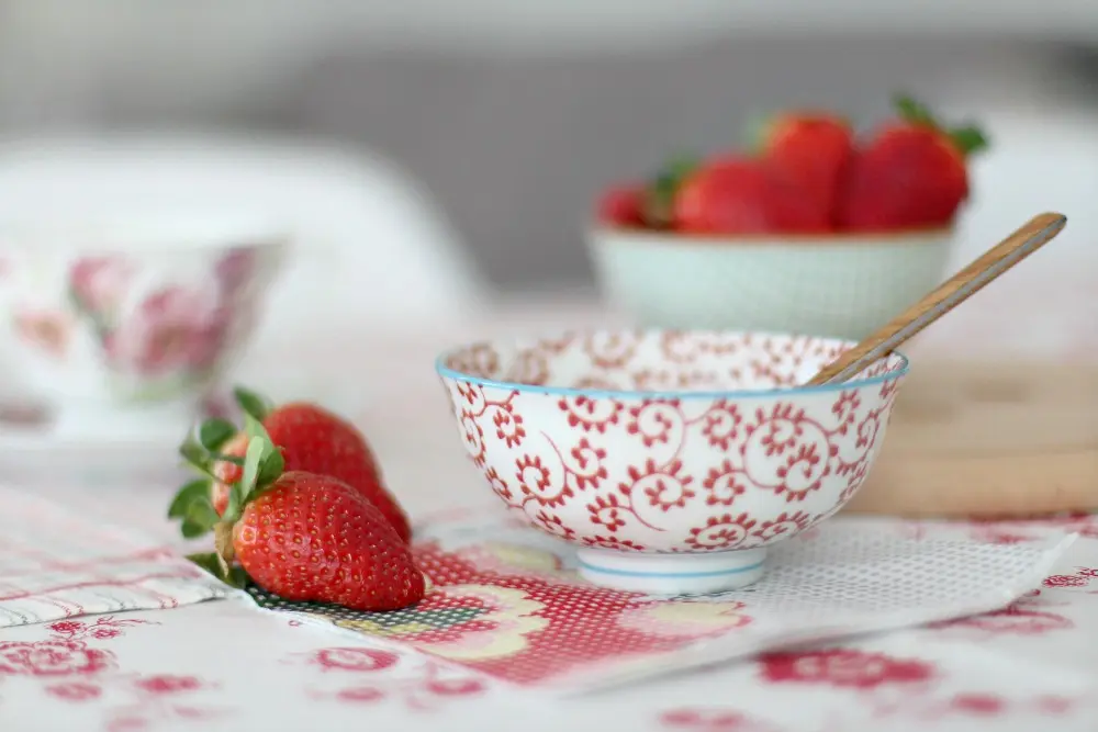 desayuno sano con yogur y fresas 0