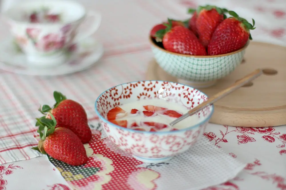 desayuno sano con yogur y fresas 1