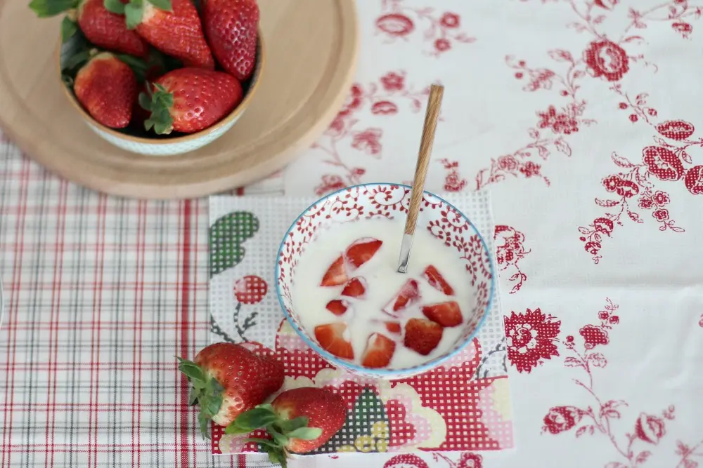 desayuno sano con yogur y fresas 2