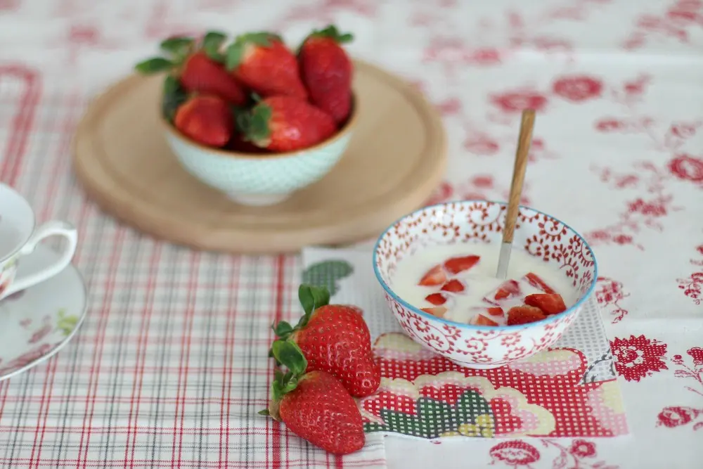desayuno sano con yogur y fresas 3