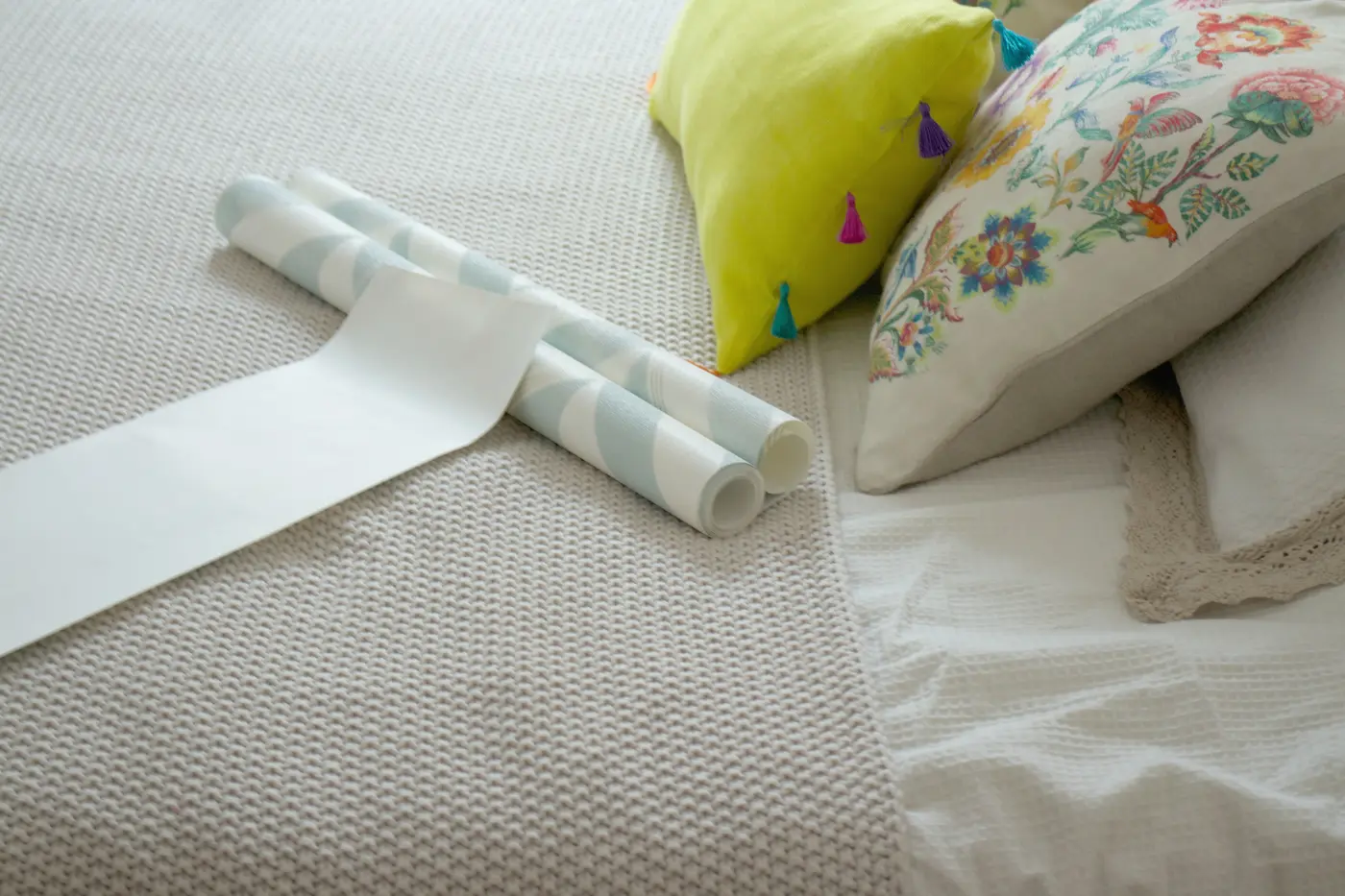 Cómo decorar una habitación de matrimonio con papel pintado