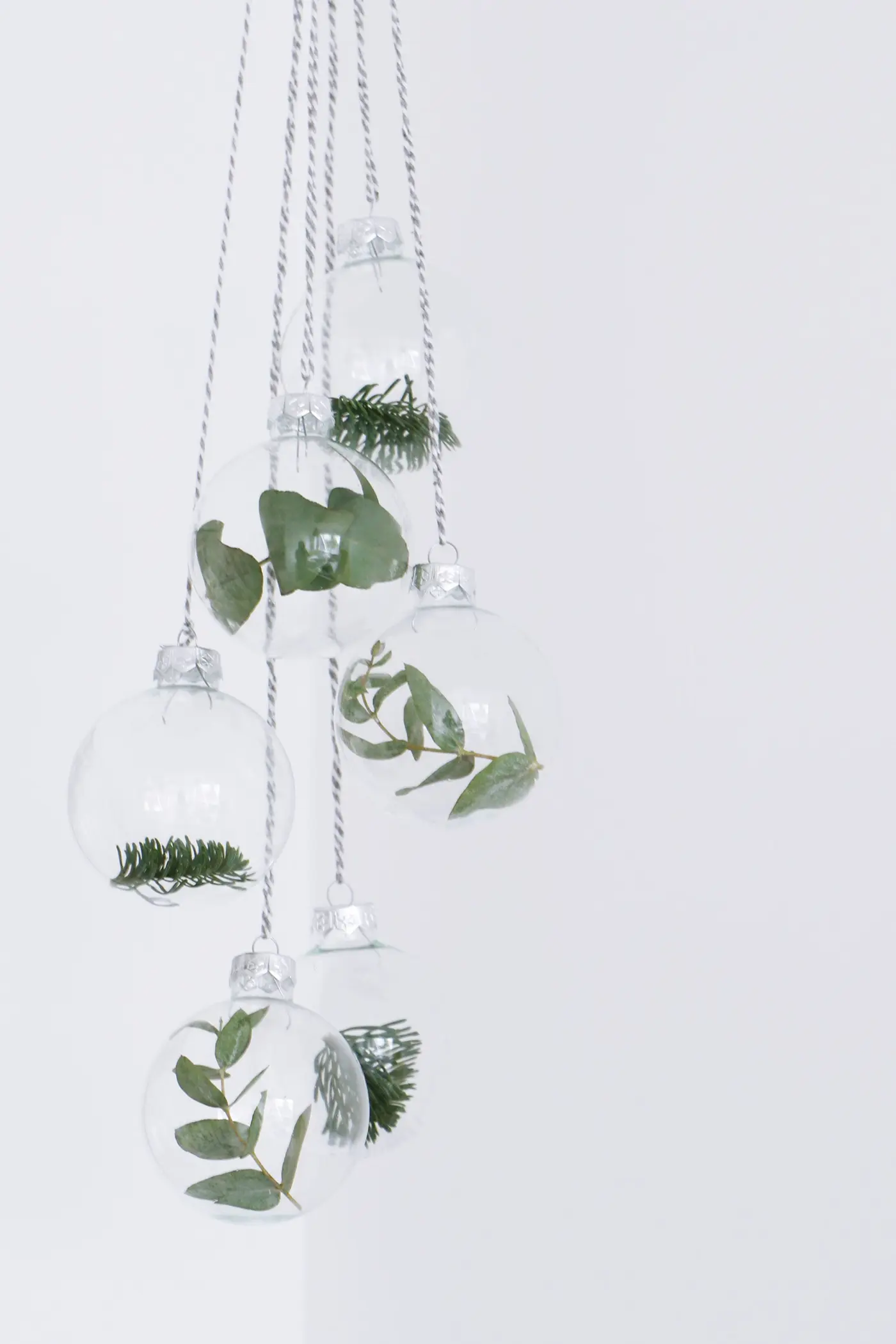 diy-kerstballen-met-groen-4